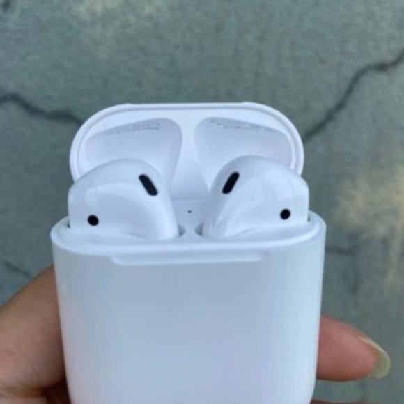 Apple AirPods 2 Gens - Picture 2 of 5